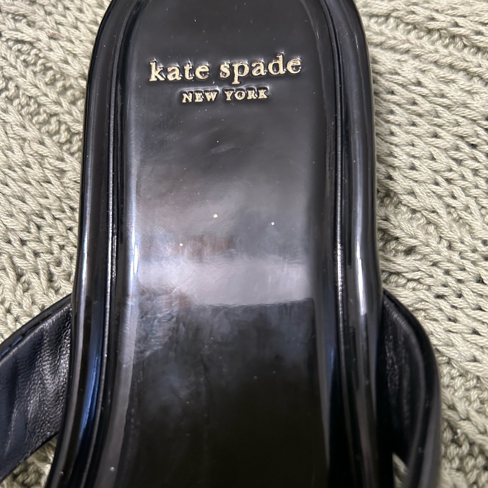 NEW Kate Spade Black Patent Thong Sandals with Floral Accents, Size 10 - Picture 5 of 6